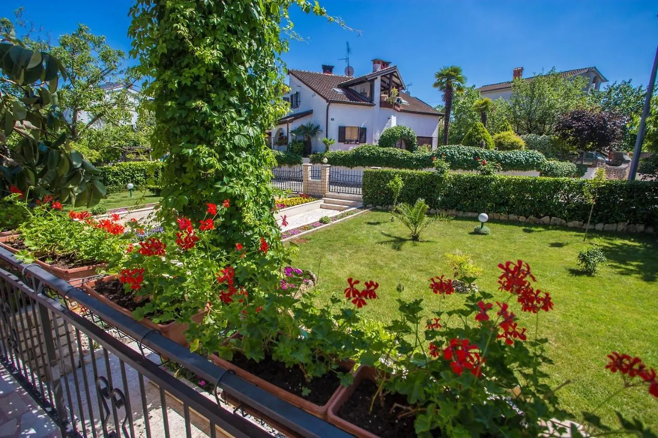 Garden View Apartment In Porec For 2 - 4 Persons
