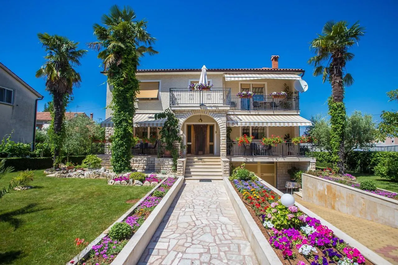 Garden View Apartment In Porec For 2 - 4 Persons